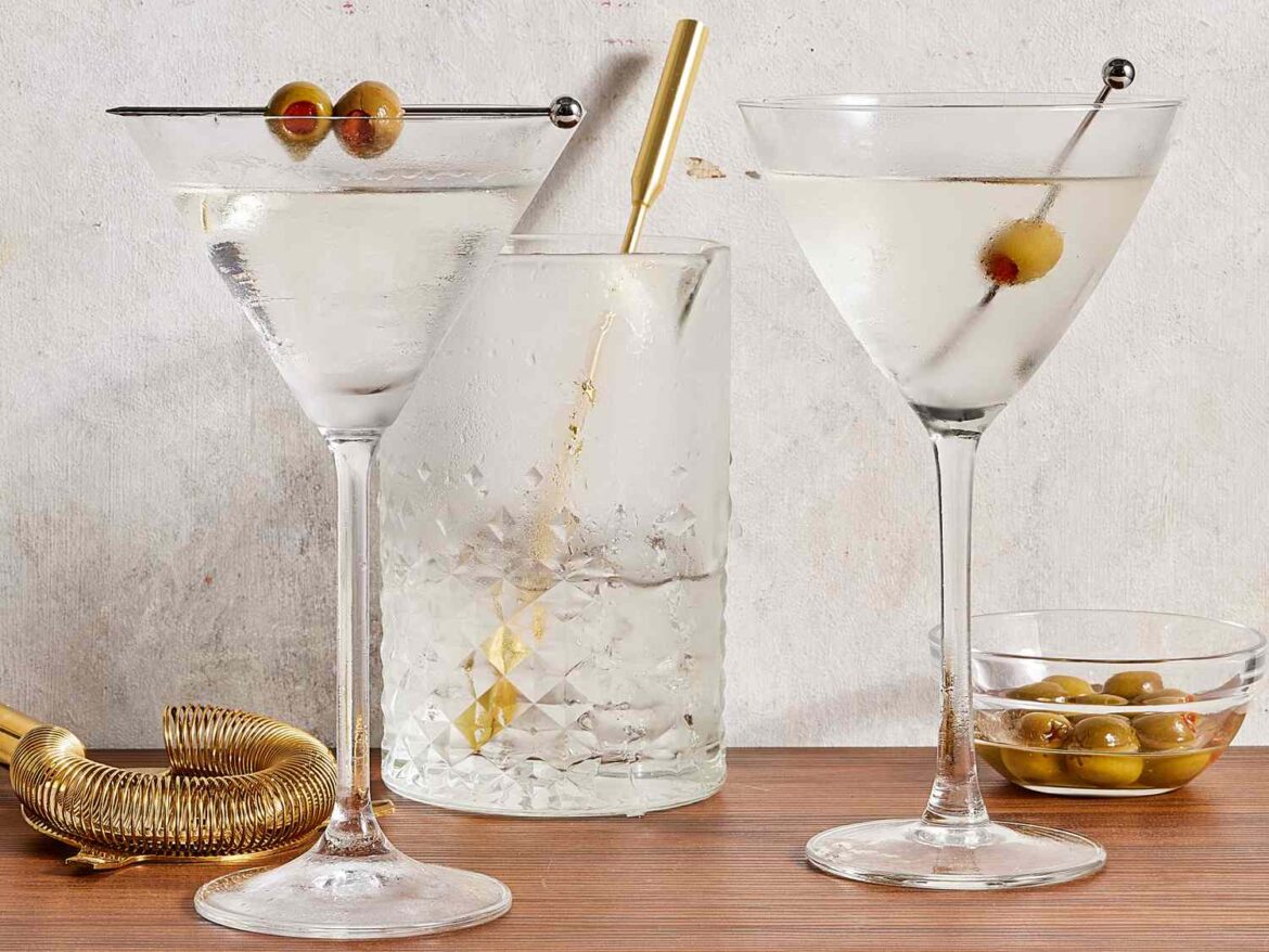 How to Make the Perfect Dirty Martini: A Savory, Bold Cocktail Recipe