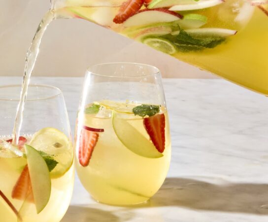 How to Make the Perfect White Sangria: A Refreshing and Fruity Drink