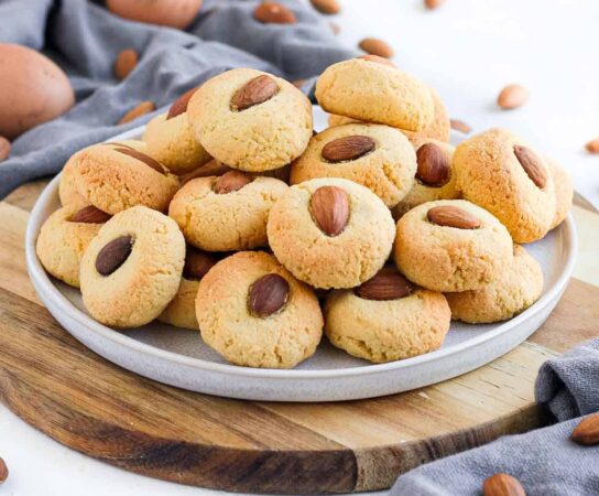 How to Make Perfect Almond Cookies with Crunchy, Nutty Flavor